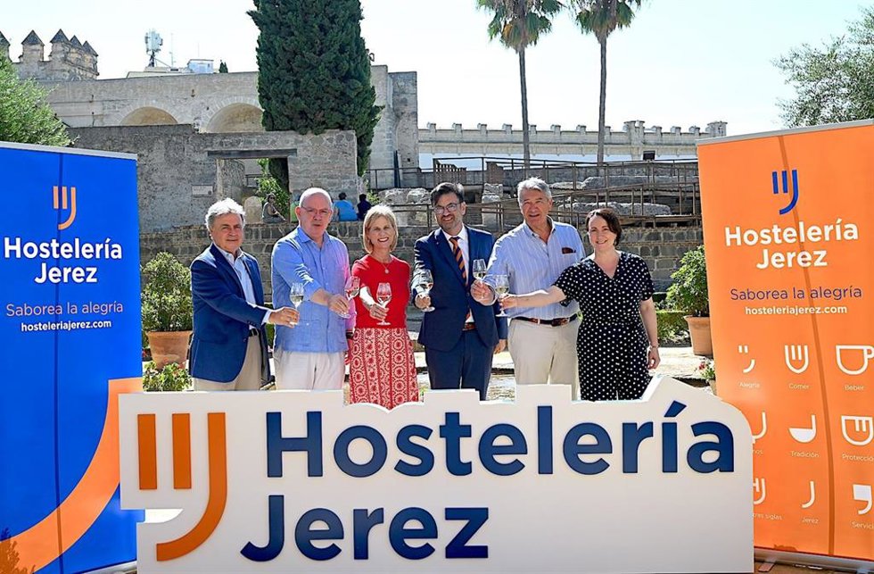 La alcaldesa de Jerez de la Frontera (Cádiz), María José García-Pelayo, junto a Alfredo Carrasco, presidente de la Asociación de Hostelería De Jerez, en la presentación de su nueva marca.