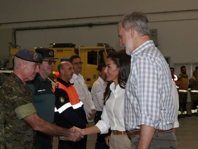 Los Reyes, saludando a los efectivos que han trabajado en las labores de extinción de los incendios en su visita a la provincia de Ourense