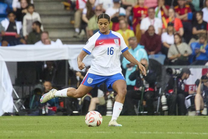 Archivo - Jess Carter of Enland in action during the UEFA Women's EURO 2025 Final match played between England and Spain at St. Jakob-Park on July 27, 2025 in Basel, Switzerland.