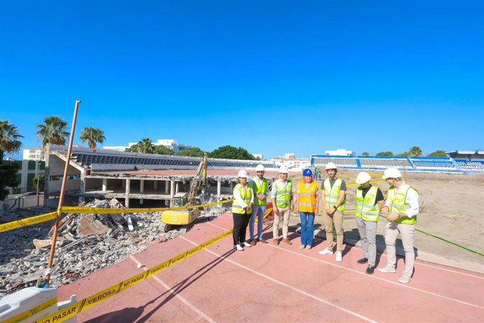La alcaldesa, Ángeles Muñoz, acompañada por los concejales de Obras y Deportes, Diego López y Lisandro Vieytes, respectivamente, y el representante de la entidad marbellí, Esteban Granero, ha comprobado el desarrollo de los trabajos