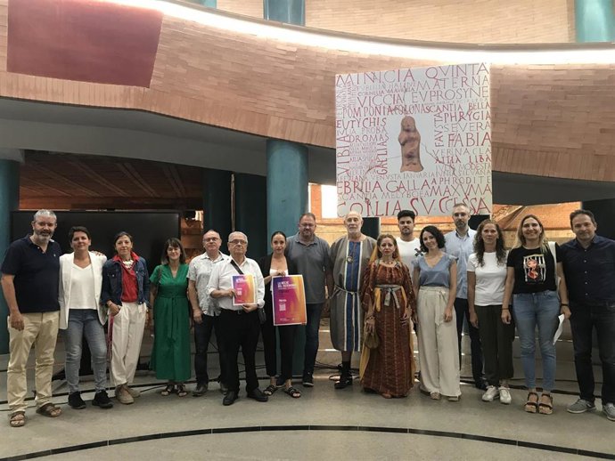 El Alcalde de Mérida, Antonio Rodríguez Osuna, acompañado por representantes de las instituciones implicadas y artistas que participan en La Noche Del Patrimonio