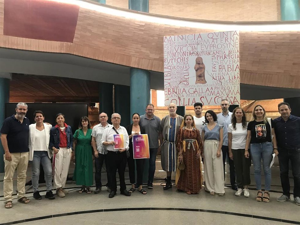 El Alcalde de Mérida, Antonio Rodríguez Osuna, acompañado por representantes de las instituciones implicadas y artistas que participan en La Noche Del Patrimonio