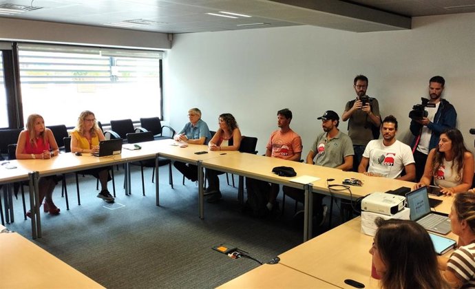 Representantes de los socorristas de Barcelona en la reunión con el Ayuntamiento y el Departament de Treball de la Generalitat antes de firmar el acuerdo para desconvocar la huelga.