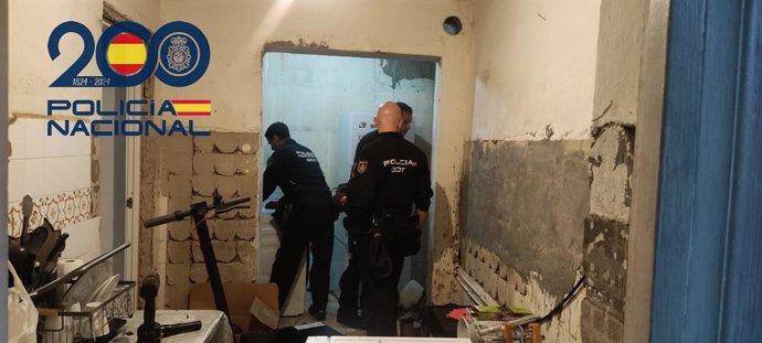 Agentes de la Policía Nacional durante la intervención.