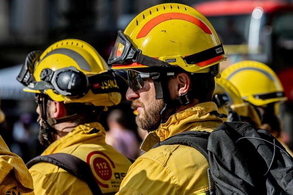 Varios bomberos forestales durante una rueda de prensa del comité de empresa del servicio de Bomberos Forestales de la Comunidad, frente a la Conserjería de Medio Ambiente, Agricultura e Interior, a 14 de agosto de 2025, en Madrid (España).