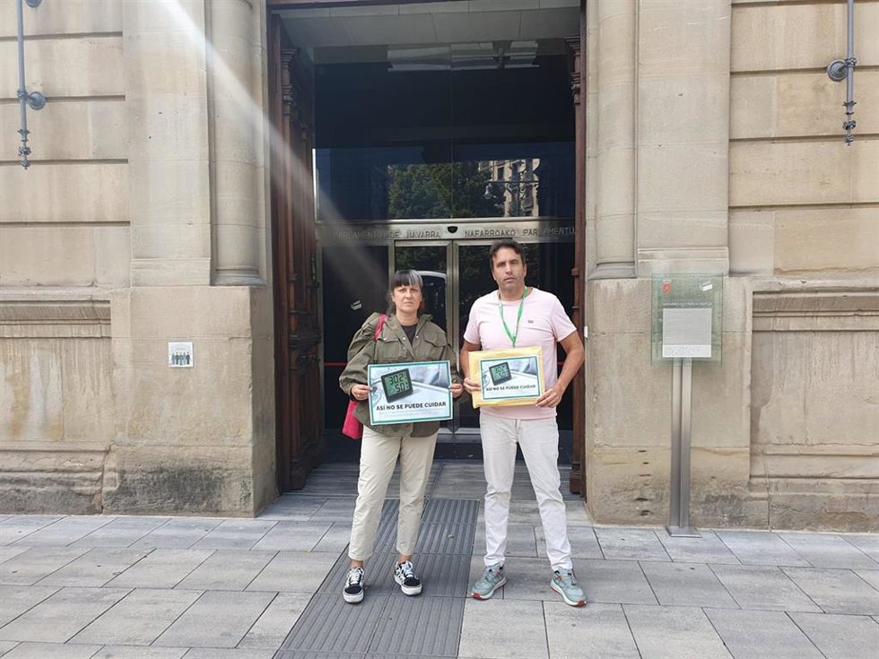 Satse entrega más de 2.000 firmas en el Parlamento de Navarra para exigir soluciones contra el calor en centros sanitarios.