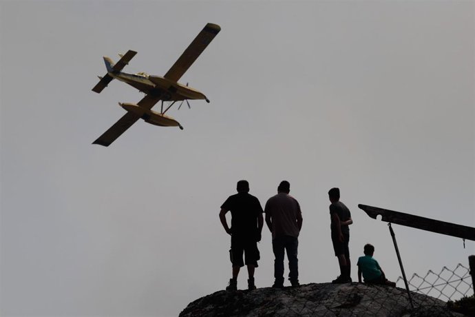 Efectivos aéreos de los bomberos durante las labores de extinción del incendio de Avión, a 25 de agosto de 2025, en Avión, Ourense