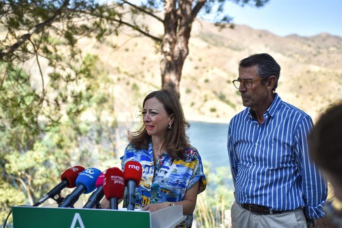 La delegada del Gobierno andaluz en Málaga, Patricia Navarro, junto al delegado de de Agricultura, Pesca, Agua y Desarrollo Rural.