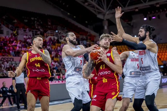 Juancho Hernangómez intenta una canasta durante el Georgia-España del Eurobasket 2025 - ALBERTO NEVADO