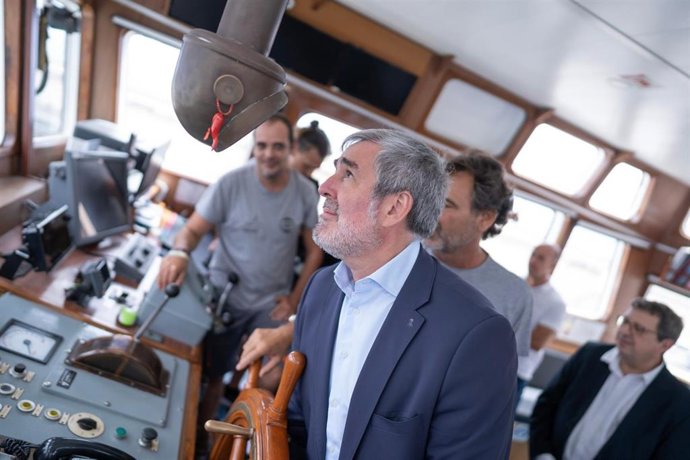 El presidente de Canarias, Fernando Clavijo, durante una visita al barco de Open Arms