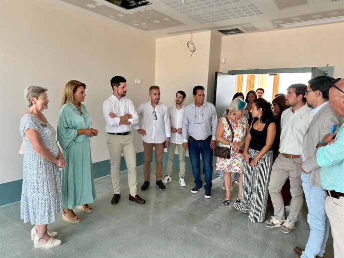 La vicepresidenta primera y consellera de Servicios Sociales, Igualdad y Vivienda, Susana Camarero, durante una visita a las obras del Centro de Día para personas mayores 'La Rascanya' en la Pobla de Vallbona (Valencia).