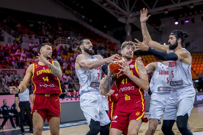 Juancho Hernangómez tenta uma cesta durante Georgia-Spain Eurobasket 2025.