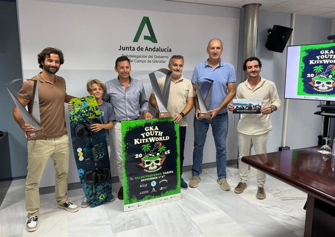 El subdelegado de la Junta en el Campo de Gibraltar, Javier Ros, junto al primer teniente de alcalde del Ayuntamiento de Tarifa, Jorge Benítez, en la presentación del Campeonato del Mundo Juvenil de Kitesurf.