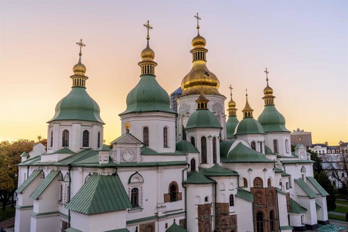 Archivo - October 20, 2024, Kyiv, Kyiv City, Ukraine: PHOTO-BRACKETING COMPOSITION: Saint Sophia's Cathedral with a beautiful evening sky in the background.
