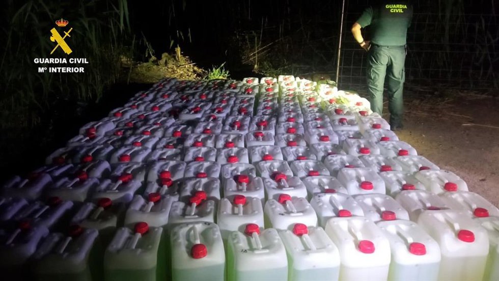 Archivo - Imagen de las garrafas de combustibles intervenidas en una playa de Isla Cristina (Huelva) el pasado mes de mayo.