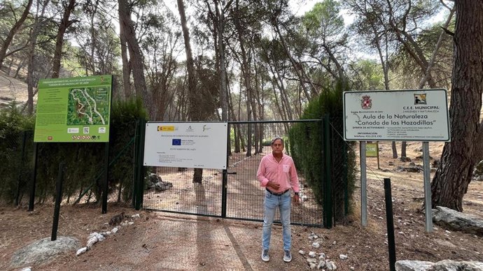 Antonio Losa ante el Aula de la Naturaleza de la Cañada de las Hazadilla.