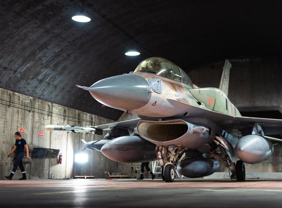 Archivo - Caza israelí preparado para un ataque en Yemen