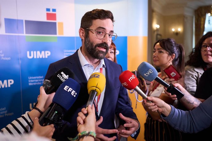 El secretario de Estado de Energía, Joan Groizard, en declaraciones a la prensa en la UIMP.