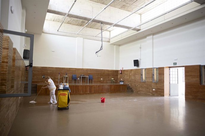 Trabajo de impermeabilización de centros municipales de Huelva.