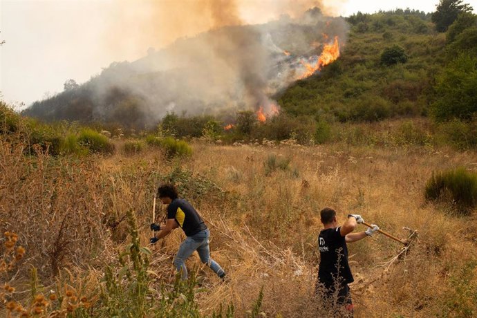 Vecinos de la localidad ayudan en las tareas para la extinción del incendio, a 24 de agosto de 2025, en Molinaseca, León.