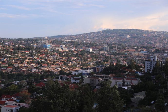 Archivo - KIGALI, April 10, 2024  -- This photo taken on April 4, 2024 shows the city view of Kigali, the capital of Rwanda.