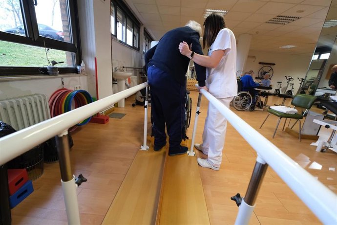 Archivo - Una sanitaria de una residencia ayuda a personas mayores. Sanitario, enfermera, enfermero, médico, residencia, personal de la Junta.