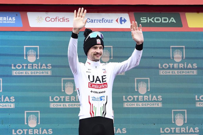 Archivo - Arquivo - O ciclista Jay Vine recebe seu prêmio como líder das montanhas da Vuelta no final da etapa 17 do Tour da Espanha, entre Arnuero e Santander, em 4 de setembro de 2024, em Santander, Cantabria (Espanha). A etapa começou