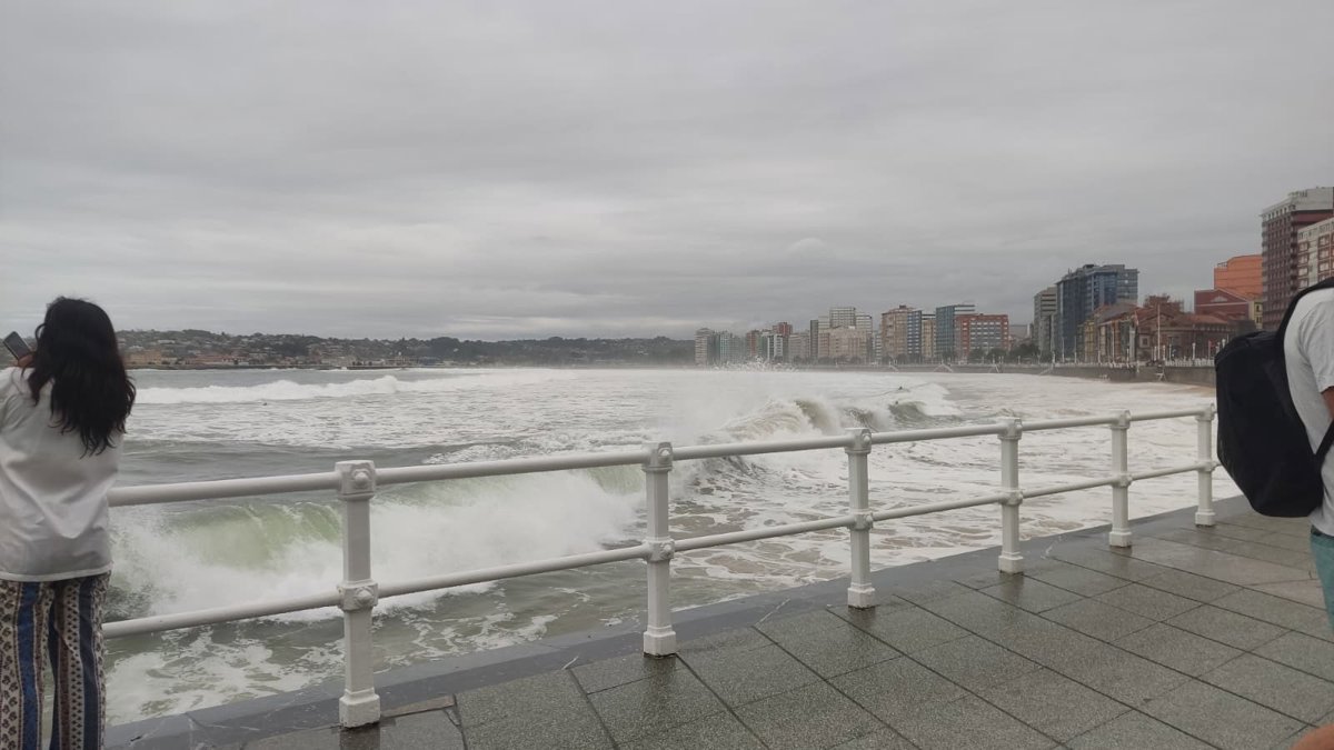 Las olas ponen mañana en aviso a 6 provincias del norte del país y lluvias y tormentas a Barcelona, Tarragona y Baleares