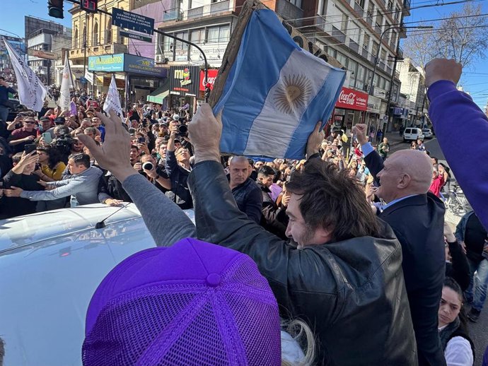 O presidente da Argentina, Javier Milei, participa de uma caravana eleitoral em Lomas de Zamora.