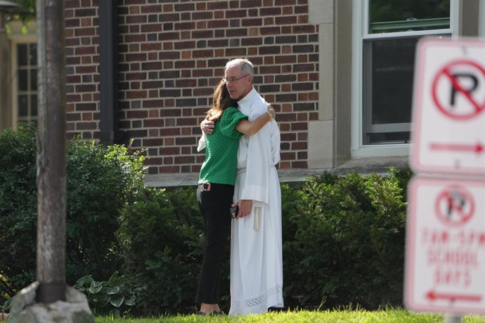 27 de agosto de 2025, Minneapolis, Minnesota, EUA: Membros da igreja confortam uns aos outros após tiroteio na Igreja da Anunciação em Minneapolis.