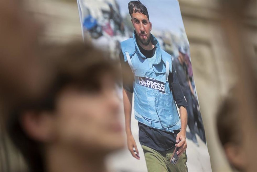 Una imagen de uno de los periodistas asesinados, durante una concentración contra el asesinato sistemático de periodistas en Gaza, en la plaza Sant Jaume, a 27 de agosto de 2025, en Barcelona, Catalunya (España).