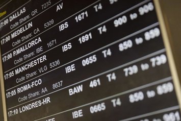 Una pantalla informativa, en el Aeropuerto Adolfo Suárez Madrid-Barajas, a 1 de agosto de 2025, en Madrid (España).  