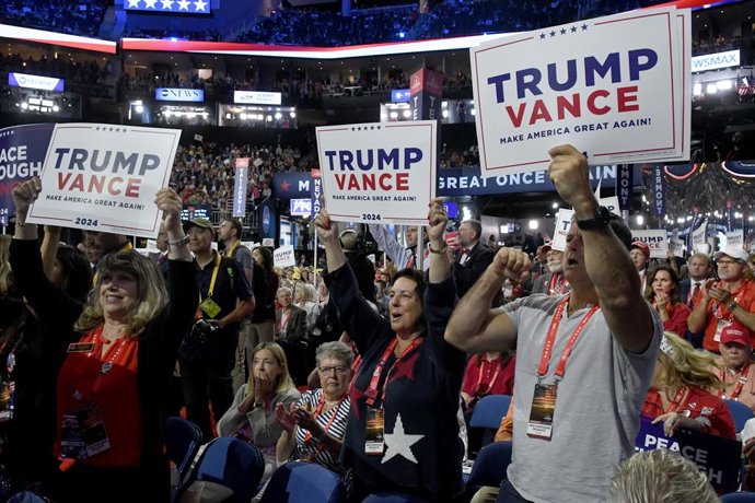 Archivo - 17 July 2024, US, Milwaukee: People in the New Hampshire delegation cheer as Ohio Senator JD Vance accepts the Republican nomination for vice president on the third day of the Republican National Convention at Fiserv Forum in Milwaukee, Wisconsi