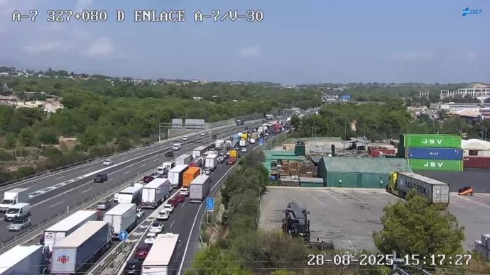 Accidente múltiple entre coches y camiones en la A7 en Godella (Valencia).