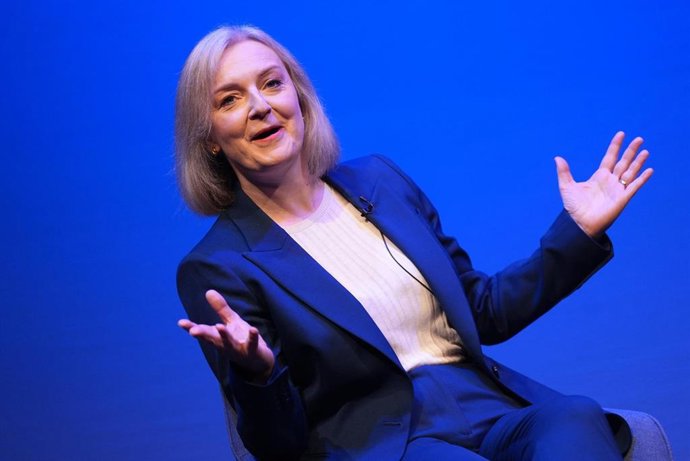 Archivo - 30 September 2024, United Kingdom, Birmingham: Former British prime minister Liz Truss, gestures during the UK Conservative Party Conference at the International Convention Centre in Birmingham. Photo: Jacob King/PA Wire/dpa