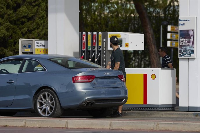 Archivo - Un coche reposta en una gasolinera, a 27 de agosto de 2023, en Madrid (España). 