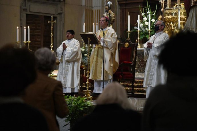 Archivo - El obispo Jesús Vidal Chamorro oficiando una misa, en una fotografía de archivo.
