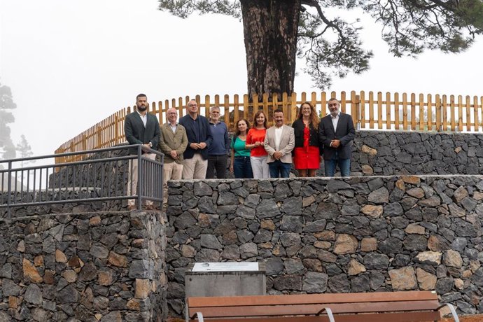 Inauguración del monumento a la memoria histórica en el 'Pino del Consuelo', en Fuencaliente