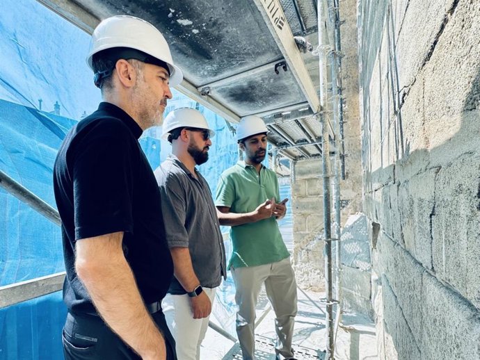El alcalde de El Puerto de Santa María (Cádiz), Germán Beardo, visita las obras en la Basílica Menor Nuestra Señora de los Milagros