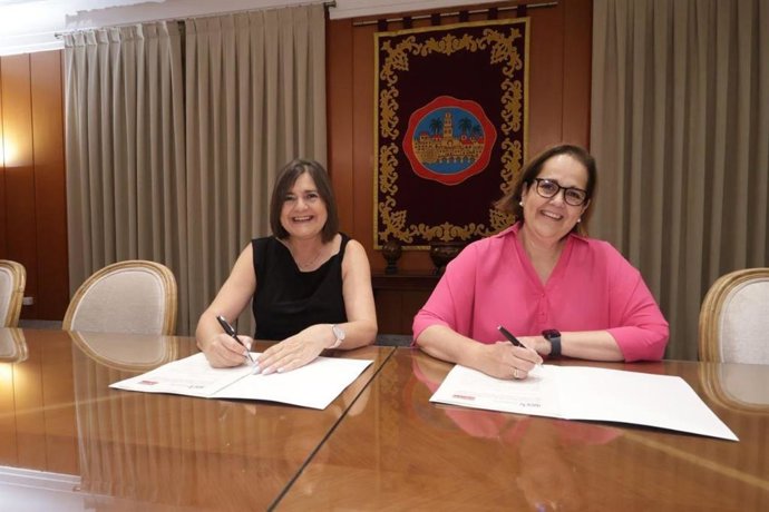 Torrent (dcha.) y Borrego, en la firma del convenio.