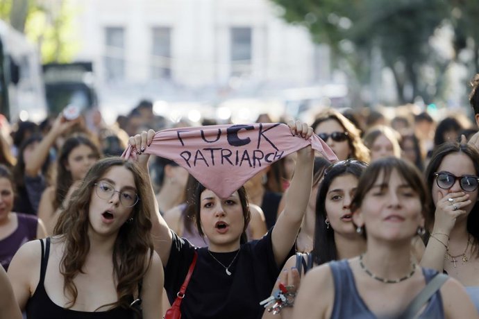 Archivo - 29 May 2025, Italy, Rome: Women take part in a march against feminicides from San Giovanni to San Lorenzo. Photo: Cecilia Fabiano/LaPresse via ZUMA Press/dpa