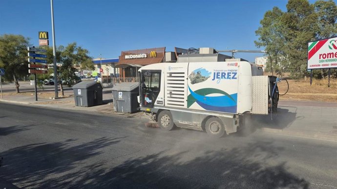 Un vehículo de la limpieza de Jerez de la Frontera (Cádiz) en uno de los polígonos industriales de la ciudad