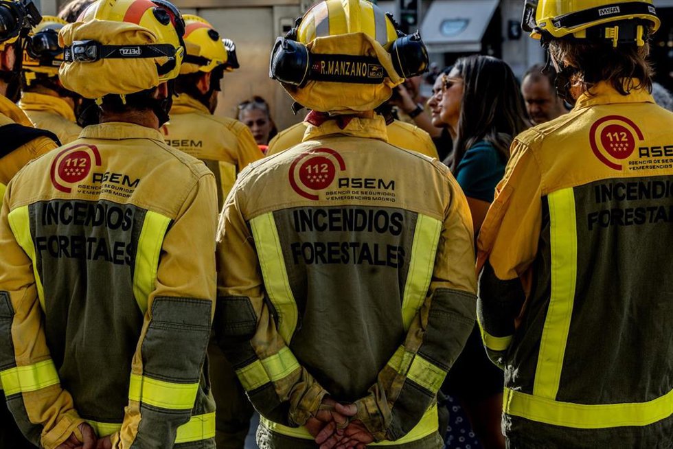 Varios bomberos forestales durante una rueda de prensa del comité de empresa del servicio de Bomberos Forestales de la Comunidad, frente a la Conserjería de Medio Ambiente, Agricultura e Interior, a 14 de agosto de 2025, en Madrid (España).