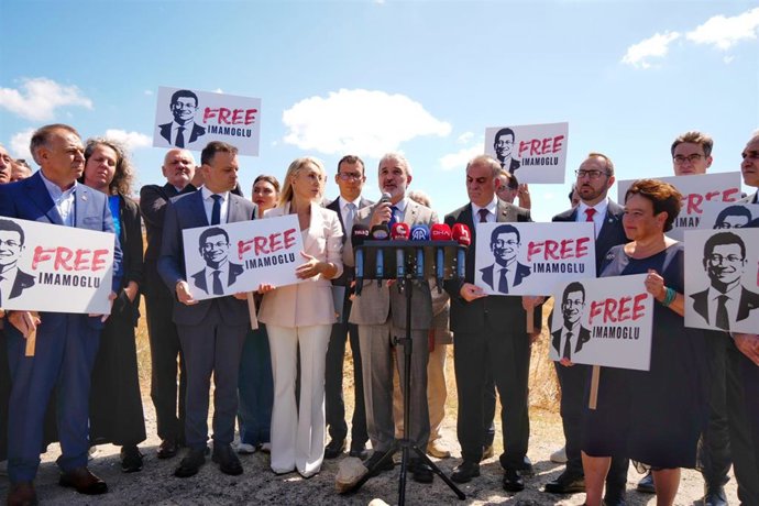 El alcalde de Barcelona y vicepresidente de Eurocities, Jaume Collboni, en un acto de apoyo al alcalde suspendido de Estambul Ekrem Imamoglu