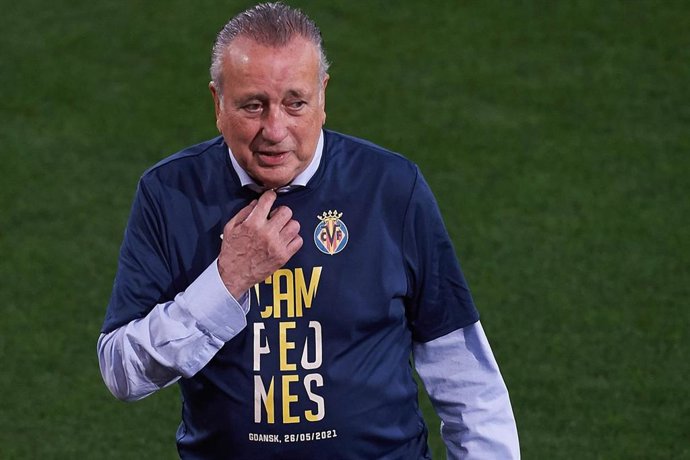 Fernando Roig, President of Villarreal, celebrates the UEFA Europa League trophy with their supporters in the team arrival to La Ceramica stadium on 27 May, 2021 in Vila-real, Spain