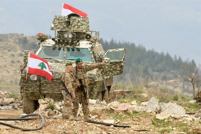 Archivo - MARKABA, Feb. 20, 2025 -- Soldados do exército libanês estão posicionados perto da presença do exército israelense, que manteve cinco posições dentro do território libanês, em Markaba, Líbano, em 19 de fevereiro de 2025. O exército israelense se