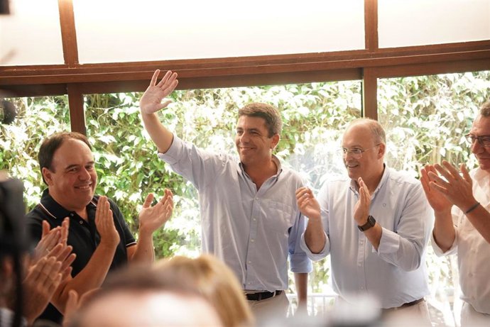 Archivo - Imagen de archivo del presidente del PPCV, Carlos Mazón (i), y el secretario general del Partido Popular, Miguel Tellado (d), durante la Junta Directiva Provincial del PP de Alicante.