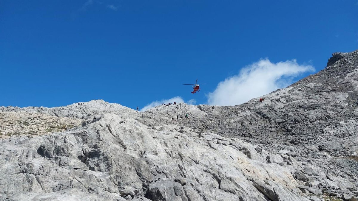 El helicóptero rescata en Picos de Europa a una mujer de Llanes con posible fractura de tobillo