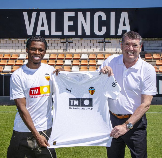 Largie Ramazani junto a Ron Gourlay, CEO del Valencia CF