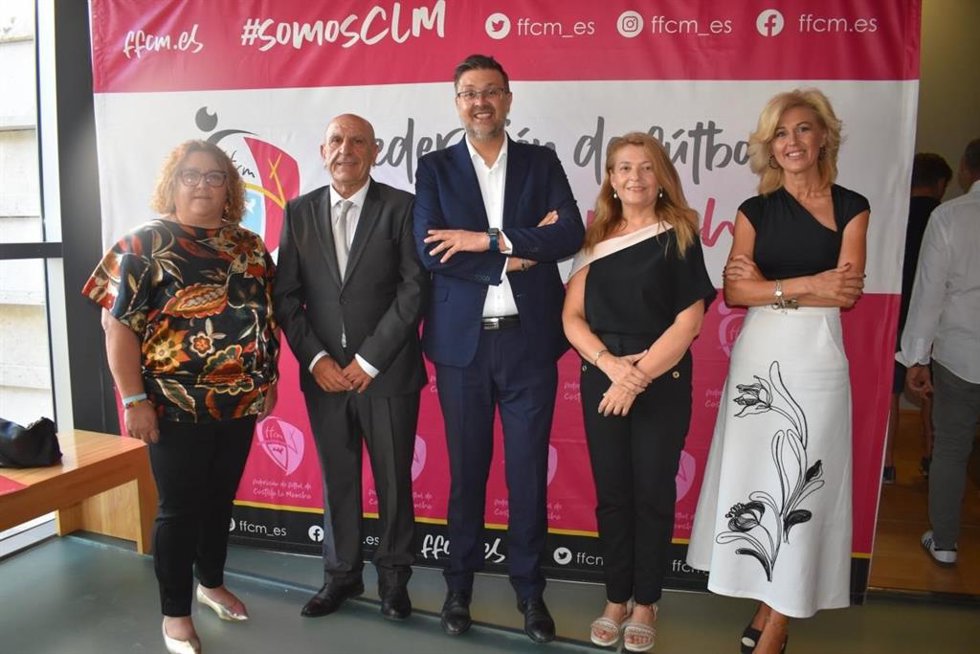 El consejero de Educación, Cultura y Deportes, Amador Pastor; el presidente de la Federación de Fútbol en la región, Pablo Burillo, y la delegada de la Junta en Cuenca, María Ángeles, en el XXVIII Día Institucional del Fútbol de Castilla-La Mancha.